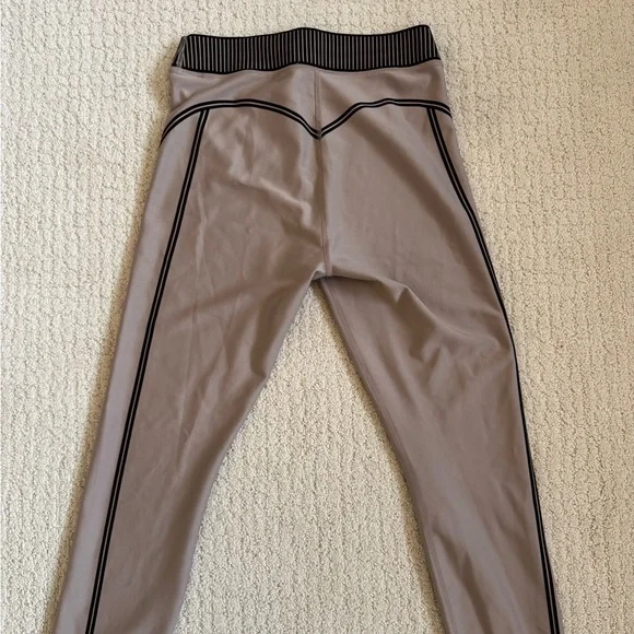 ALO Airlift High-Waist 7/8 Line Up Legging Taupe MEDIUM - Picture 3 of 9